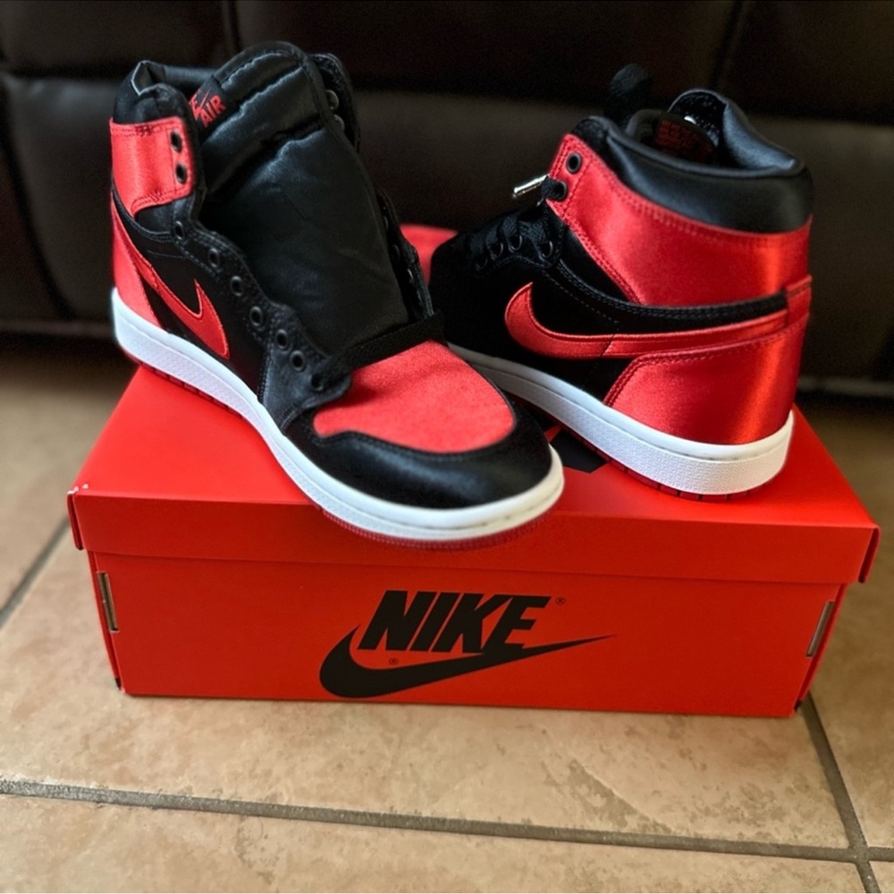 Air Jordan 1 High OG "Satin bred